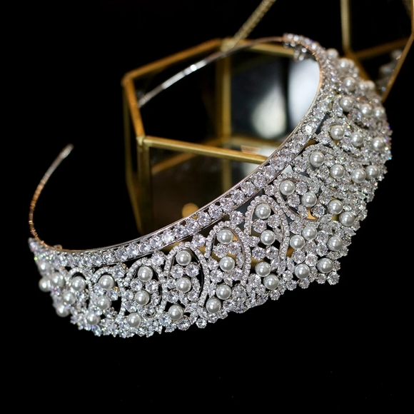 Swarovski crystals and peal crown tiara - Picture 4 of 6